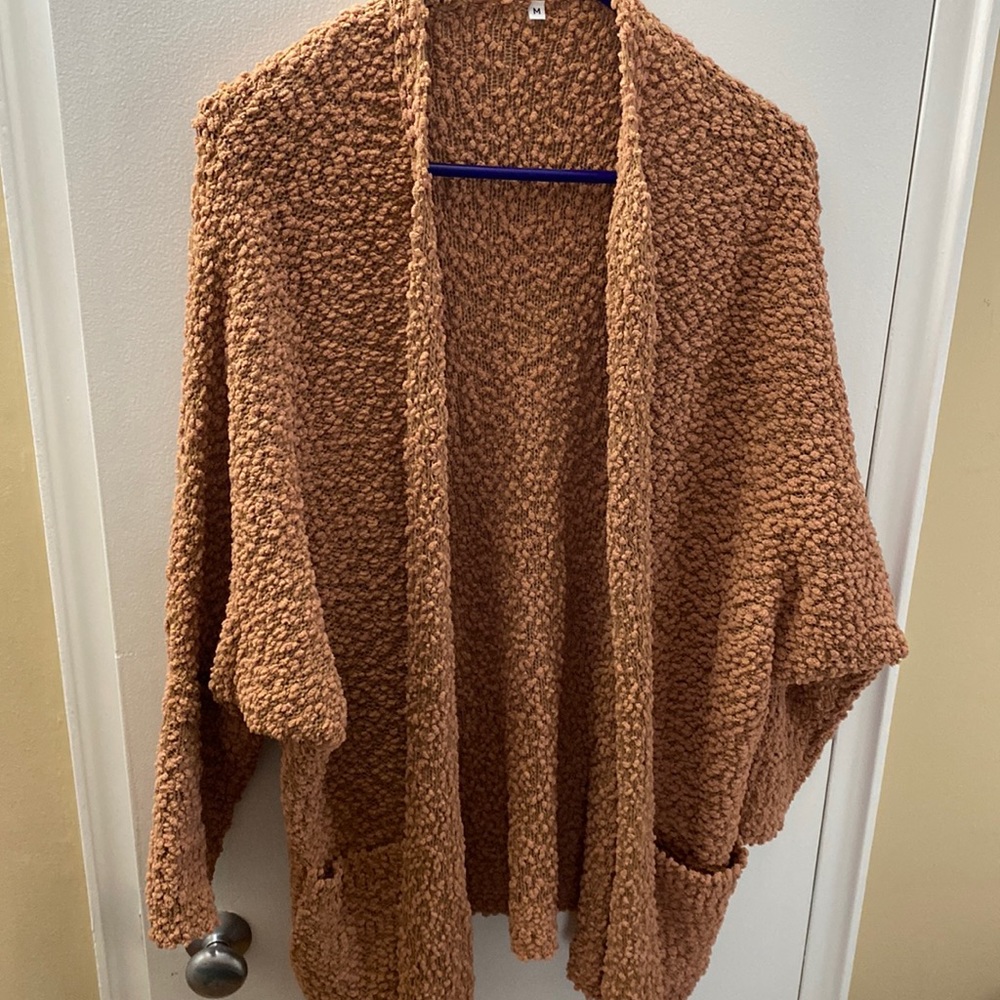 Cozy cardigan with pockets!